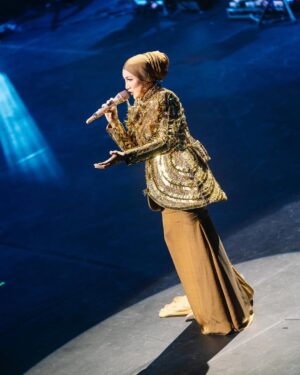 Ziana Zain Instagram - A touch of gold to light up the night... Thank you @ezuwanismail 💛
#ZianaZainKonsert2024 #ZianaZainLiveInSG
#IamZianaZain #ZianaZain #SingaporeConcert2024 #Concert #Konsert #MusePlus #MusePlusPresentsZianaZain #AltusProhouse