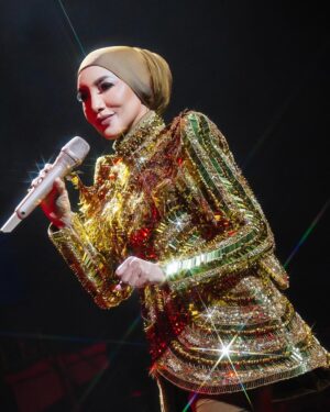 Ziana Zain Instagram - A touch of gold to light up the night... Thank you @ezuwanismail 💛
#ZianaZainKonsert2024 #ZianaZainLiveInSG
#IamZianaZain #ZianaZain #SingaporeConcert2024 #Concert #Konsert #MusePlus #MusePlusPresentsZianaZain #AltusProhouse