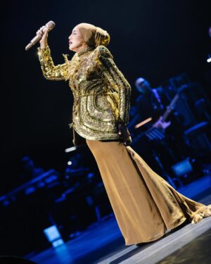 Ziana Zain Instagram - A touch of gold to light up the night... Thank you @ezuwanismail 💛
#ZianaZainKonsert2024 #ZianaZainLiveInSG
#IamZianaZain #ZianaZain #SingaporeConcert2024 #Concert #Konsert #MusePlus #MusePlusPresentsZianaZain #AltusProhouse