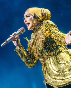 Ziana Zain Instagram - A touch of gold to light up the night... Thank you @ezuwanismail 💛
#ZianaZainKonsert2024 #ZianaZainLiveInSG
#IamZianaZain #ZianaZain #SingaporeConcert2024 #Concert #Konsert #MusePlus #MusePlusPresentsZianaZain #AltusProhouse