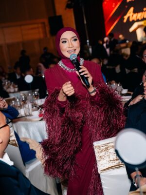 Ziana Zain Instagram - RISM 64th Anniversary Dinner. Thank you @royalinstitutionofsurveyors for having me! Such a lovely time with everyone ❤️