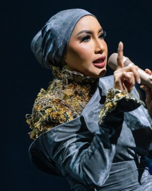 Ziana Zain Instagram - Ending the night in style with this stunning dress by @faizuluziaf @hautecouturebyri , perfectly capturing the elegance and energy of the last segment of the performance.
#ZianaZainKonsert2024 #ZianaZainLiveInSG
#IamZianaZain #ZianaZain #SingaporeConcert2024 #Concert #Konsert #MusePlus #MusePlusPresentsZianaZain #AltusProhouse