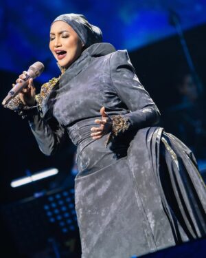 Ziana Zain Instagram - Ending the night in style with this stunning dress by @faizuluziaf @hautecouturebyri , perfectly capturing the elegance and energy of the last segment of the performance.
#ZianaZainKonsert2024 #ZianaZainLiveInSG
#IamZianaZain #ZianaZain #SingaporeConcert2024 #Concert #Konsert #MusePlus #MusePlusPresentsZianaZain #AltusProhouse