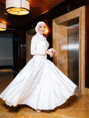 Ziana Zain Instagram - Stepping into the event with style and confidence. Loving this look!
In @afiqmofficial
Styled by @abushaefhamza
Makeup by @bobocinta
Hijab by @farhanahfauzy
📸 @rizuansyahhh
#zianazain #iamzianazain #FortuneASEANGCC