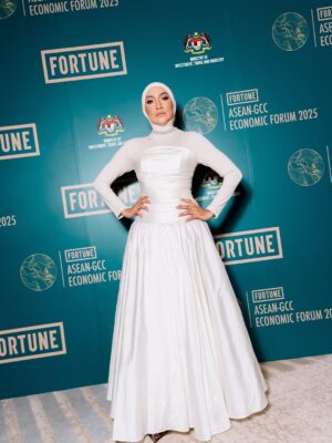 Ziana Zain Instagram - Honoured to be part of the FORTUNE ASEAN-GCC Economic Forum 2025. Grateful for the opportunity to entertain such distinguished guests — a truly memorable experience 🫶.
#zianazain #iamzianazain #FortuneASEANGCC