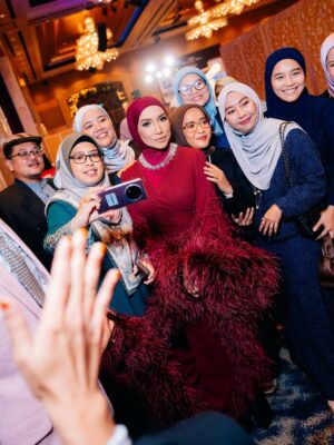 Ziana Zain Instagram - RISM 64th Anniversary Dinner. Thank you @royalinstitutionofsurveyors for having me! Such a lovely time with everyone ❤️