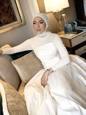 Ziana Zain Instagram - Stepping into the event with style and confidence. Loving this look!
In @afiqmofficial
Styled by @abushaefhamza
Makeup by @bobocinta
Hijab by @farhanahfauzy
📸 @rizuansyahhh
#zianazain #iamzianazain #FortuneASEANGCC
