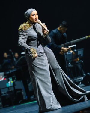 Ziana Zain Instagram - Ending the night in style with this stunning dress by @faizuluziaf @hautecouturebyri , perfectly capturing the elegance and energy of the last segment of the performance.
#ZianaZainKonsert2024 #ZianaZainLiveInSG
#IamZianaZain #ZianaZain #SingaporeConcert2024 #Concert #Konsert #MusePlus #MusePlusPresentsZianaZain #AltusProhouse