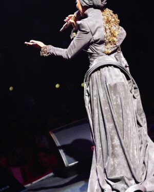 Ziana Zain Instagram - Ending the night in style with this stunning dress by @faizuluziaf @hautecouturebyri , perfectly capturing the elegance and energy of the last segment of the performance.
#ZianaZainKonsert2024 #ZianaZainLiveInSG
#IamZianaZain #ZianaZain #SingaporeConcert2024 #Concert #Konsert #MusePlus #MusePlusPresentsZianaZain #AltusProhouse