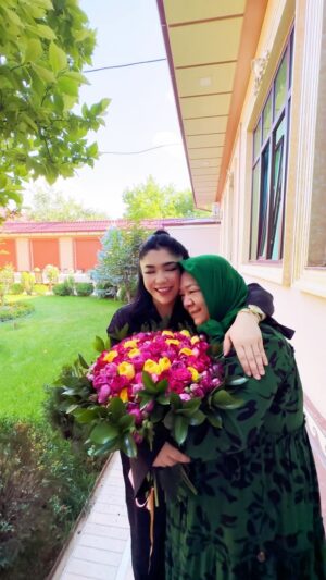 Ziyoda Instagram - Onajonim shukrona kuningiz muborak bo’lsin🤲🏻😍

Umringizga rizqingizga Allohim barka bersin🤲🏻❤️

Allohim hamisha yaxshiliklari bilan siylasin🤲🏻❤️

Allohim menga bergan eng go’zal  ne’matlaridan birisiz🤲🏻❤️