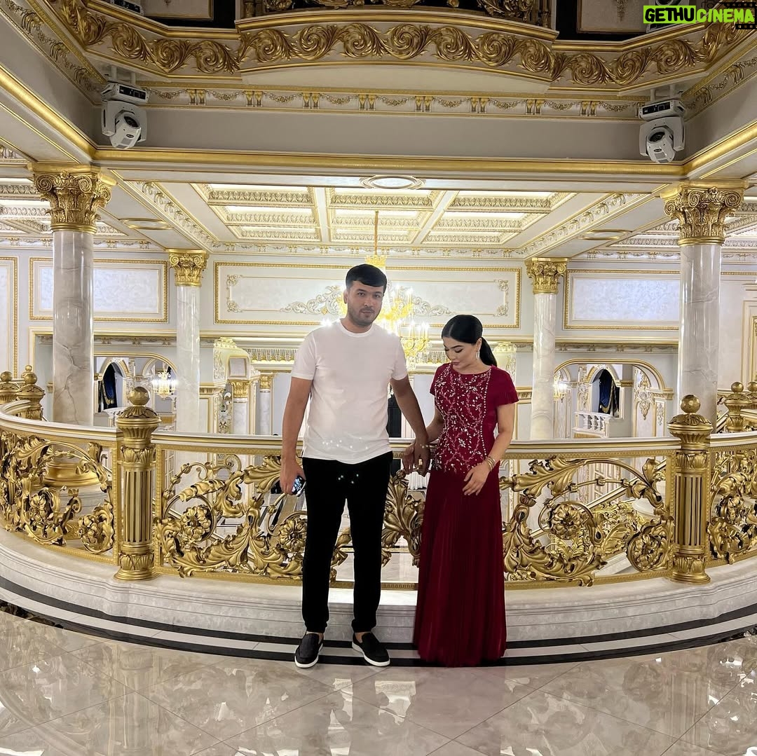 Ziyoda - 25.2K Likes - 1, 2, 3, 4🤗

Tong otadi!
Derazadan nur kiradi. Nur! Kun boshlanadi. 
Yangi kun! 
Yangi sahifa!
Oilaviy choylashish ustidagi ilk mehr:) 
Ba'zan ulgurmaysan, kechikasan, o'xshamay ham qolishi mumkin. Ammo baribir chiroyli! Sen bo'lgan, Sen bilan bo'lgan bari, bari chiroyli! Sendagi tabassum, mendagi shukr bilan qorishib ketgandagi baxt chiroyli! 

Kun xayrli bo'lsin Azizlarim☀️

Dress by 👗 @guzaljon  @guzaljon_tkani