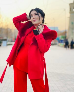 Ziyoda Instagram - Yilning eng yaxshi qo’shig’i “TOR KO’CHA” qo’shig’i deb topildi urraaaaaa💃🏻💃🏻💃🏻💃🏻💃🏻💃🏻💃🏻
Barcha muxlislarimga ijodkorlarga o’z minnaddorchiligimni bildiraman❤️ @milliytvofficial @mtv_mkokteyl Katta tashakkur❤️
@xamdam__sobirov @liil.khuramov @isakhadjaev @zarina_yuldashova_  @dili.me Do’stlarim katta rahmat sizlarga❤️
Foto by @kamron_solihov  og’lim😃😍
