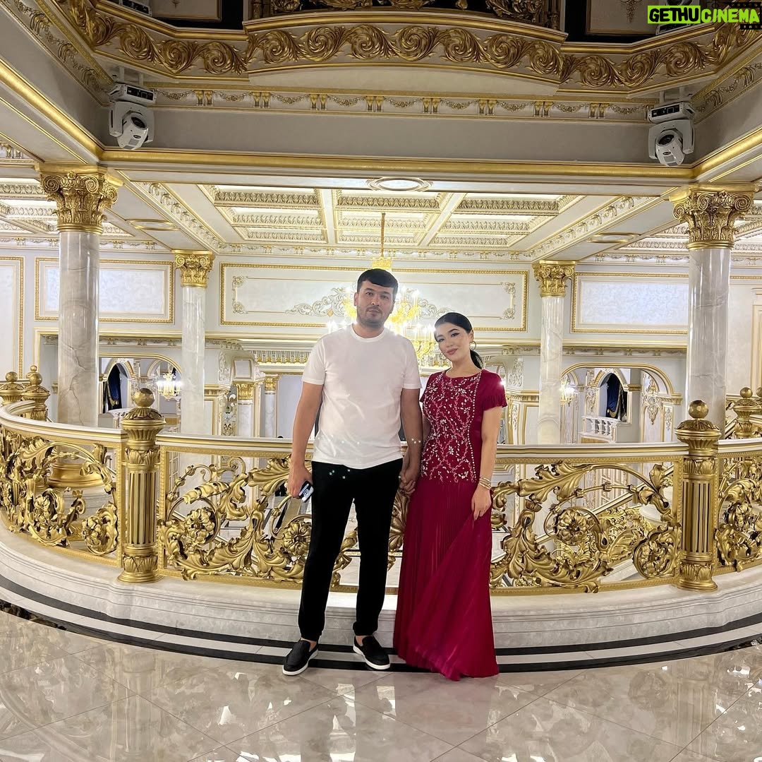 Ziyoda - 25.2K Likes - 1, 2, 3, 4🤗

Tong otadi!
Derazadan nur kiradi. Nur! Kun boshlanadi. 
Yangi kun! 
Yangi sahifa!
Oilaviy choylashish ustidagi ilk mehr:) 
Ba'zan ulgurmaysan, kechikasan, o'xshamay ham qolishi mumkin. Ammo baribir chiroyli! Sen bo'lgan, Sen bilan bo'lgan bari, bari chiroyli! Sendagi tabassum, mendagi shukr bilan qorishib ketgandagi baxt chiroyli! 

Kun xayrli bo'lsin Azizlarim☀️

Dress by 👗 @guzaljon  @guzaljon_tkani