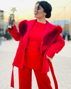 Ziyoda Instagram - Yilning eng yaxshi qo’shig’i “TOR KO’CHA” qo’shig’i deb topildi urraaaaaa💃🏻💃🏻💃🏻💃🏻💃🏻💃🏻💃🏻
Barcha muxlislarimga ijodkorlarga o’z minnaddorchiligimni bildiraman❤️ @milliytvofficial @mtv_mkokteyl Katta tashakkur❤️
@xamdam__sobirov @liil.khuramov @isakhadjaev @zarina_yuldashova_  @dili.me Do’stlarim katta rahmat sizlarga❤️
Foto by @kamron_solihov  og’lim😃😍