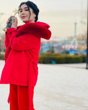 Ziyoda Instagram - Yilning eng yaxshi qo’shig’i “TOR KO’CHA” qo’shig’i deb topildi urraaaaaa💃🏻💃🏻💃🏻💃🏻💃🏻💃🏻💃🏻
Barcha muxlislarimga ijodkorlarga o’z minnaddorchiligimni bildiraman❤️ @milliytvofficial @mtv_mkokteyl Katta tashakkur❤️
@xamdam__sobirov @liil.khuramov @isakhadjaev @zarina_yuldashova_  @dili.me Do’stlarim katta rahmat sizlarga❤️
Foto by @kamron_solihov  og’lim😃😍