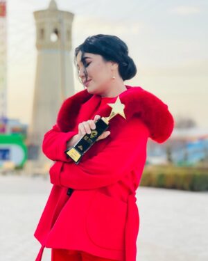 Ziyoda Instagram - Yilning eng yaxshi qo’shig’i “TOR KO’CHA” qo’shig’i deb topildi urraaaaaa💃🏻💃🏻💃🏻💃🏻💃🏻💃🏻💃🏻
Barcha muxlislarimga ijodkorlarga o’z minnaddorchiligimni bildiraman❤️ @milliytvofficial @mtv_mkokteyl Katta tashakkur❤️
@xamdam__sobirov @liil.khuramov @isakhadjaev @zarina_yuldashova_  @dili.me Do’stlarim katta rahmat sizlarga❤️
Foto by @kamron_solihov  og’lim😃😍