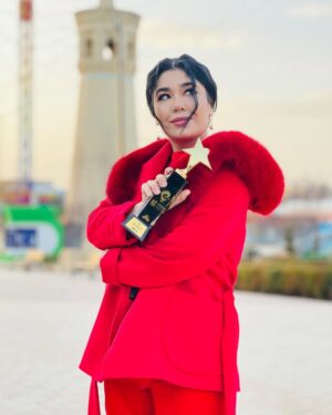 Ziyoda Instagram - Yilning eng yaxshi qo’shig’i “TOR KO’CHA” qo’shig’i deb topildi urraaaaaa💃🏻💃🏻💃🏻💃🏻💃🏻💃🏻💃🏻
Barcha muxlislarimga ijodkorlarga o’z minnaddorchiligimni bildiraman❤️ @milliytvofficial @mtv_mkokteyl Katta tashakkur❤️
@xamdam__sobirov @liil.khuramov @isakhadjaev @zarina_yuldashova_  @dili.me Do’stlarim katta rahmat sizlarga❤️
Foto by @kamron_solihov  og’lim😃😍