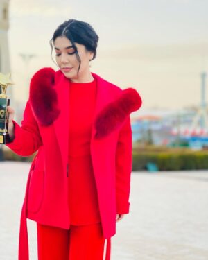 Ziyoda Instagram - Yilning eng yaxshi qo’shig’i “TOR KO’CHA” qo’shig’i deb topildi urraaaaaa💃🏻💃🏻💃🏻💃🏻💃🏻💃🏻💃🏻
Barcha muxlislarimga ijodkorlarga o’z minnaddorchiligimni bildiraman❤️ @milliytvofficial @mtv_mkokteyl Katta tashakkur❤️
@xamdam__sobirov @liil.khuramov @isakhadjaev @zarina_yuldashova_  @dili.me Do’stlarim katta rahmat sizlarga❤️
Foto by @kamron_solihov  og’lim😃😍