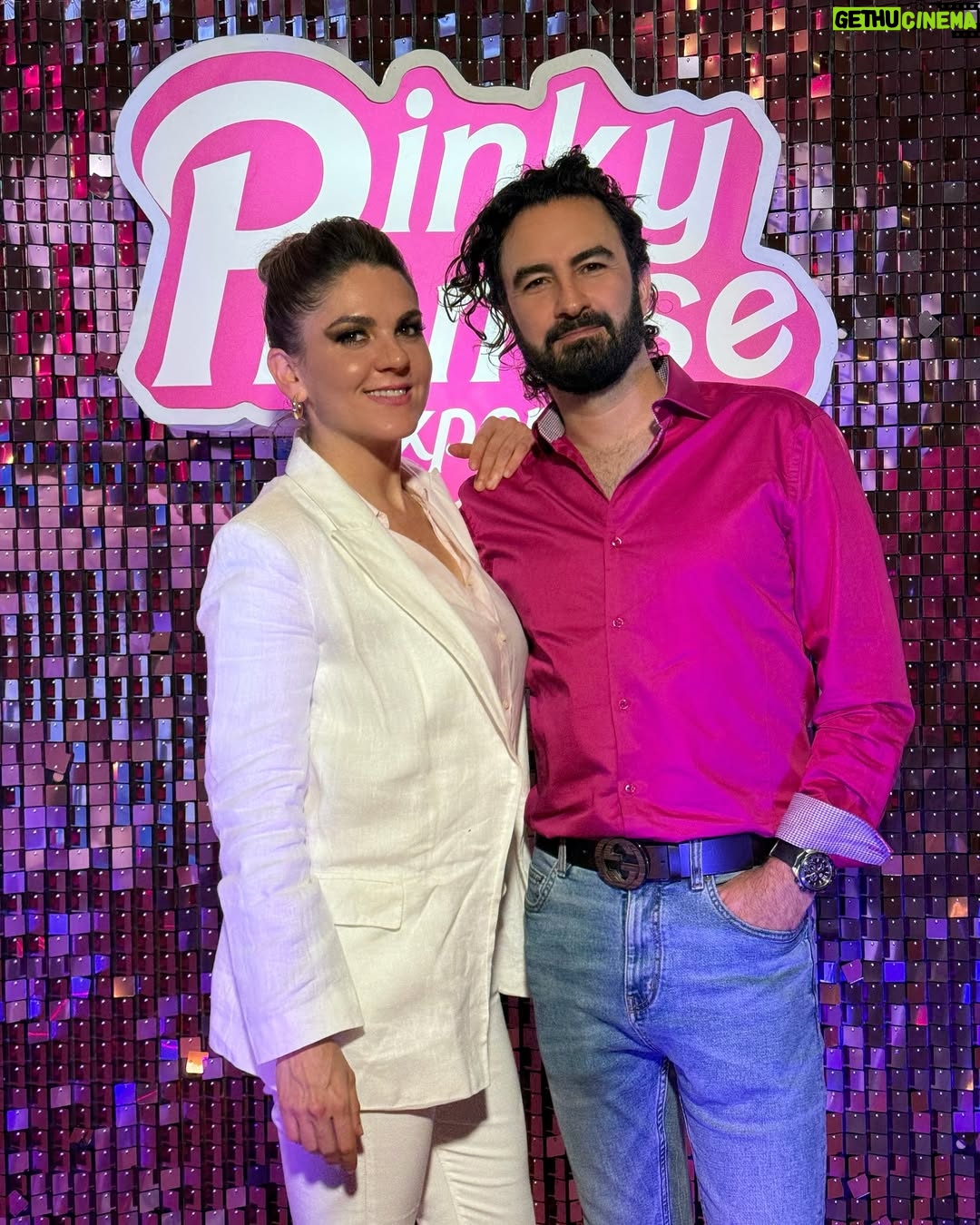 Zoraida Gómez - 6K Likes - Aquí en la inauguración de #pinkypromiseexperience  @karladiazof El lugar si que es toda una experiencia increíble 
Todo el éxito @karladiazof Me encantó verte … Te quierooooo✨✨✨✨