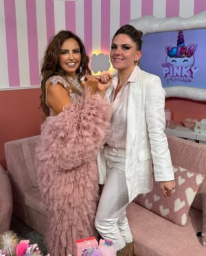 Zoraida Gómez Instagram - Aquí en la inauguración de #pinkypromiseexperience @karladiazof El lugar si que es toda una experiencia increíble
Todo el éxito @karladiazof Me encantó verte … Te quierooooo✨✨✨✨