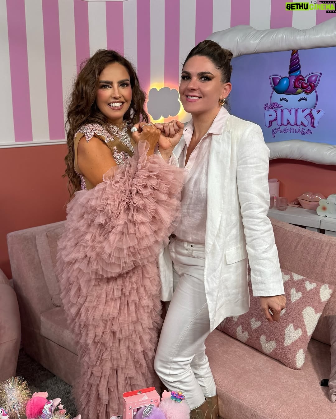 Zoraida Gómez - 6K Likes - Aquí en la inauguración de #pinkypromiseexperience  @karladiazof El lugar si que es toda una experiencia increíble 
Todo el éxito @karladiazof Me encantó verte … Te quierooooo✨✨✨✨
