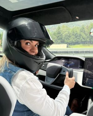Zoraida Gómez Instagram - Esto si que fue una actividad diferente y especial gracias mi amor!! @el_yoguen
TRACK DAY !
@mexicodriveresort
