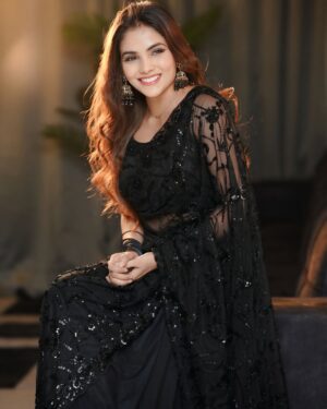 Zoya Jaan Instagram - In the world of colors,
I found my elegance in black.” 🖤
#zjn #blacksaree #saree