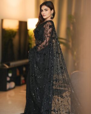 Zoya Jaan Instagram - In the world of colors,
I found my elegance in black.” 🖤
#zjn #blacksaree #saree