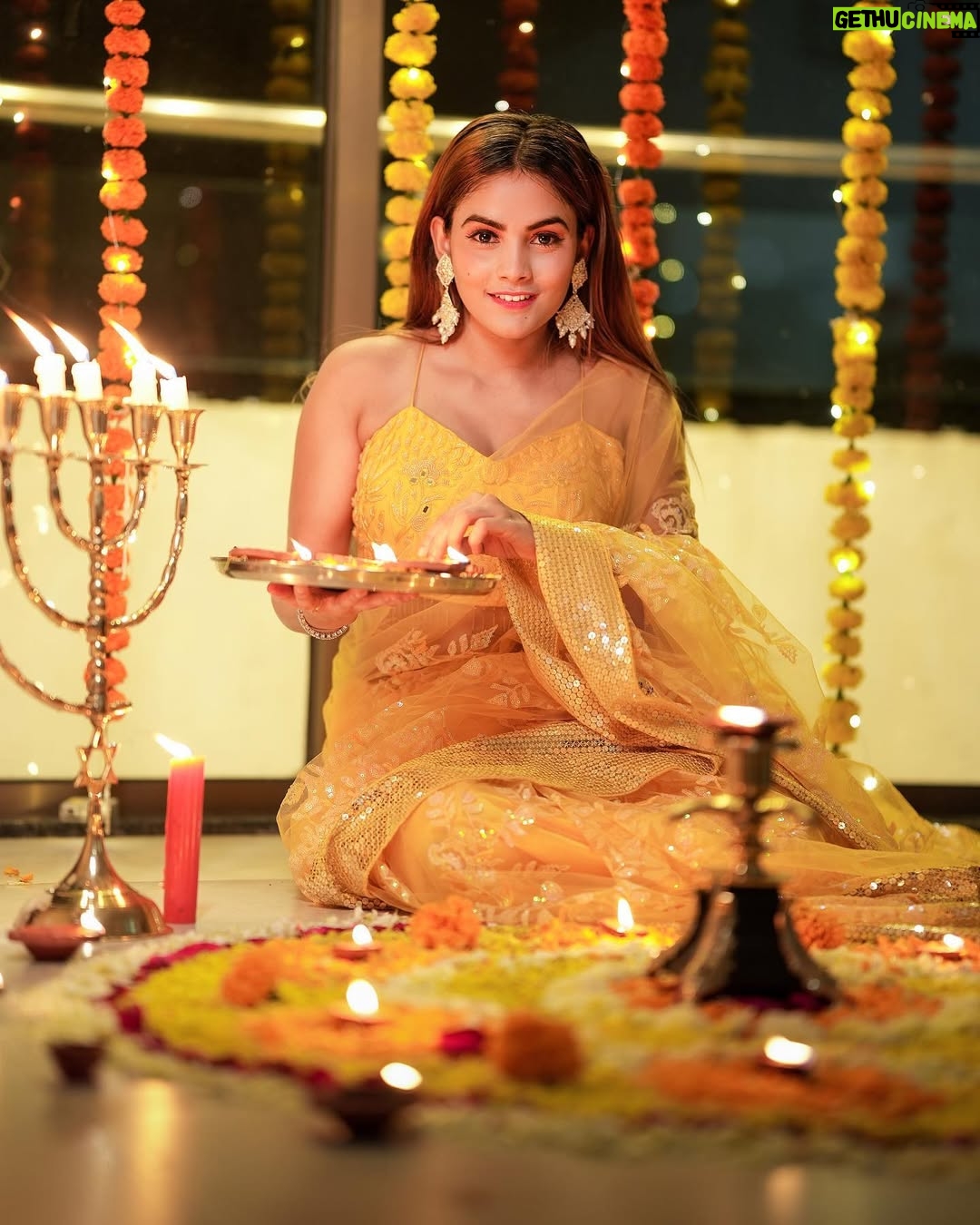 Zoya Jaan - 310.1K Likes - हर ख़ुशी ,  ख़ुशी माँगे आपसे, हर ज़िंदगी ,ज़िंदगी माँगे आपसे , इतना उजाला हो आपके जीवन में, कीं दिया भी रोशनी माँगे आपसे…..🦋

आप सभी को मेरी तरफ़ से हैपी दिवाली 🪔

📸 @rj__ankit1 
 🎨 @omkarnaik__ 

#zjn #happydiwali