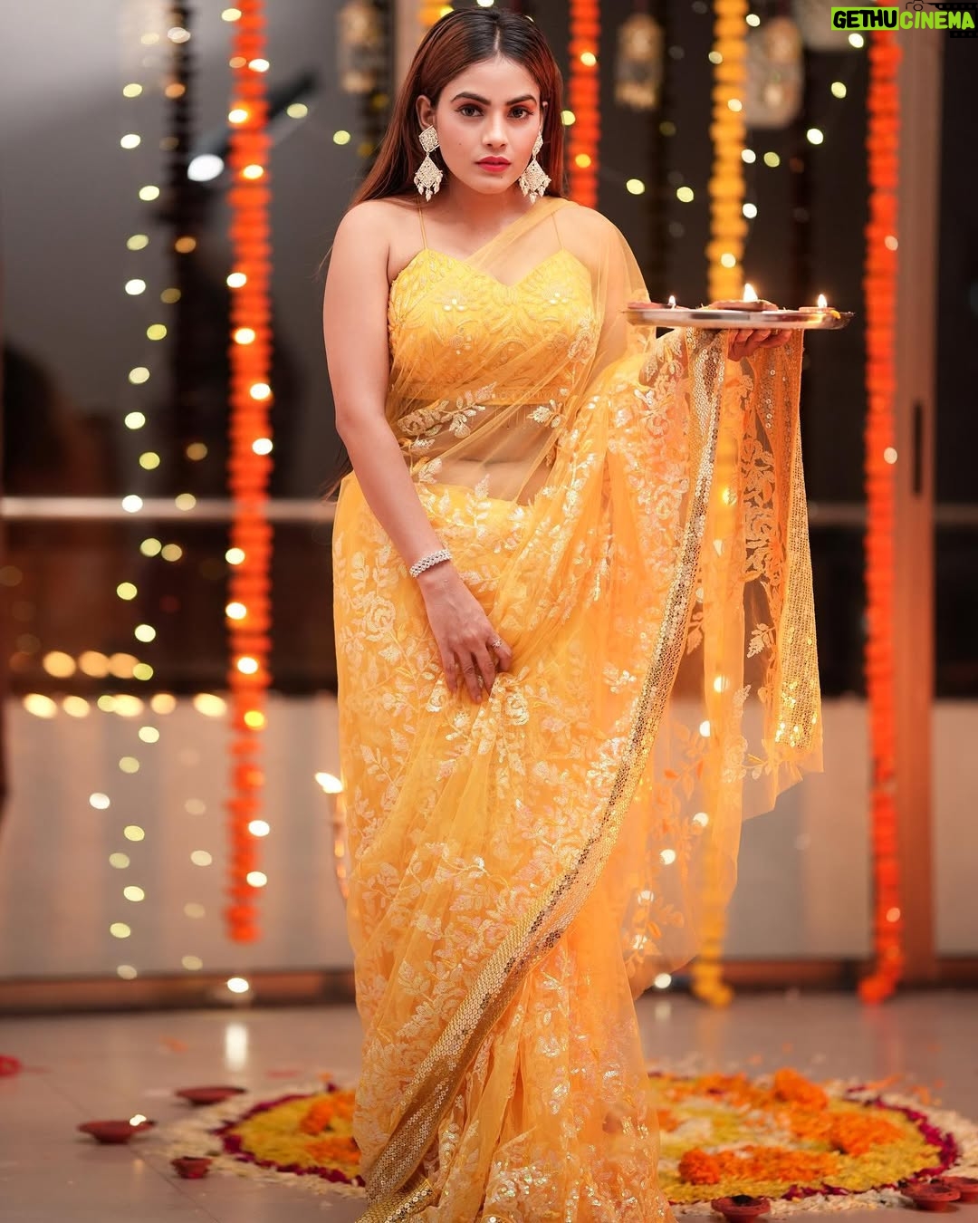 Zoya Jaan - 310.1K Likes - हर ख़ुशी ,  ख़ुशी माँगे आपसे, हर ज़िंदगी ,ज़िंदगी माँगे आपसे , इतना उजाला हो आपके जीवन में, कीं दिया भी रोशनी माँगे आपसे…..🦋

आप सभी को मेरी तरफ़ से हैपी दिवाली 🪔

📸 @rj__ankit1 
 🎨 @omkarnaik__ 

#zjn #happydiwali