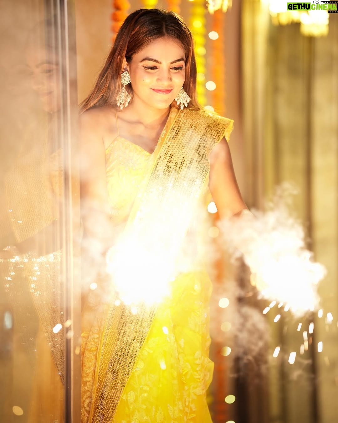 Zoya Jaan - 310.1K Likes - हर ख़ुशी ,  ख़ुशी माँगे आपसे, हर ज़िंदगी ,ज़िंदगी माँगे आपसे , इतना उजाला हो आपके जीवन में, कीं दिया भी रोशनी माँगे आपसे…..🦋

आप सभी को मेरी तरफ़ से हैपी दिवाली 🪔

📸 @rj__ankit1 
 🎨 @omkarnaik__ 

#zjn #happydiwali