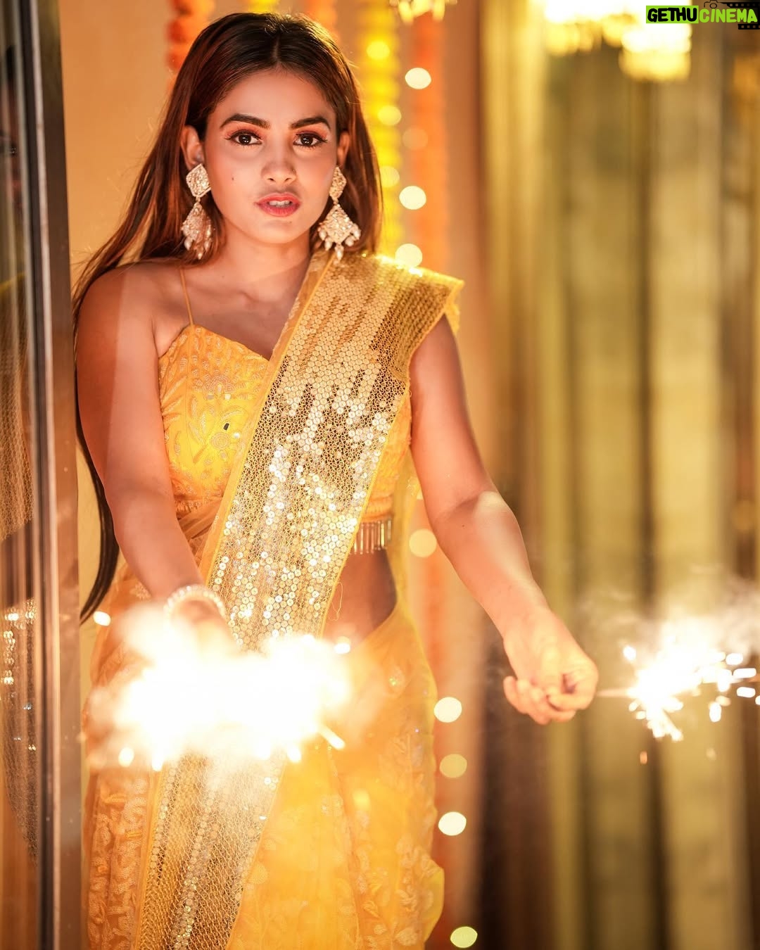 Zoya Jaan - 310.1K Likes - हर ख़ुशी ,  ख़ुशी माँगे आपसे, हर ज़िंदगी ,ज़िंदगी माँगे आपसे , इतना उजाला हो आपके जीवन में, कीं दिया भी रोशनी माँगे आपसे…..🦋

आप सभी को मेरी तरफ़ से हैपी दिवाली 🪔

📸 @rj__ankit1 
 🎨 @omkarnaik__ 

#zjn #happydiwali