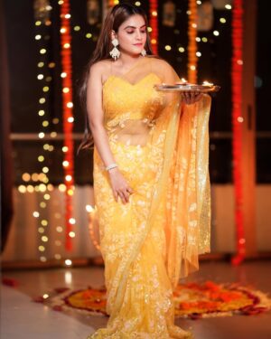 Zoya Jaan Instagram - हर ख़ुशी , ख़ुशी माँगे आपसे, हर ज़िंदगी ,ज़िंदगी माँगे आपसे , इतना उजाला हो आपके जीवन में, कीं दिया भी रोशनी माँगे आपसे…..🦋
आप सभी को मेरी तरफ़ से हैपी दिवाली 🪔
📸 @rj__ankit1
🎨 @omkarnaik__
#zjn #happydiwali