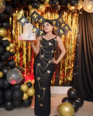 Zoya Jaan Instagram - 𝐻𝒶𝓅𝓅𝓎 𝒷𝒾𝓇𝓉𝒽𝒹𝒶𝓎 𝓉𝑜 𝓂𝑒🥰
𝐼’𝓂 𝑔𝓇𝒶𝓉𝑒𝒻𝓊𝓁 𝓉𝑜 𝒶𝓁𝓁 𝑜𝒻 𝓎𝑜𝓊 𝒻𝑜𝓇 𝓂𝒶𝓀𝒾𝓃𝑔 𝓂𝓎 𝒷𝒾𝓇𝓉𝒽𝒹𝒶𝓎 𝓈𝑜 𝓊𝓃𝒻𝑜𝓇𝑔𝑒𝓉𝓉𝒶𝒷𝓁𝑒. 𝐼’𝓂 𝓋𝑒𝓇𝓎 𝑔𝓇𝒶𝓉𝑒𝒻𝓊𝓁 𝒻𝑜𝓇 𝒶𝓁𝓁 𝑜𝒻 𝓎𝑜𝓊𝓇 𝓀𝒾𝓃𝒹 𝒷𝒾𝓇𝓉𝒽𝒹𝒶𝓎 𝑔𝓇𝑒𝑒𝓉𝒾𝓃𝑔𝓈 𝒶𝓃𝒹 𝒶𝒻𝒻𝑒𝒸𝓉𝒾𝑜𝓃, 𝒶𝓃𝒹 𝐼’𝓁𝓁 𝒹𝑜 𝓂𝓎 𝒷𝑒𝓈𝓉 𝓉𝑜 𝓇𝑒𝓈𝓅𝑜𝓃𝒹 𝓉𝑜 𝓉𝒽𝑒𝓂 𝒶𝓁𝓁
𝒜𝓃𝒹 𝓈𝓅𝑒𝒸𝒾𝒶𝓁 𝒯𝒽𝒶𝓃𝓀 𝓎𝑜𝓊 𝓈𝑜 𝓂𝓊𝒸𝒽 𝓉𝑜 𝓂𝓎 𝒻𝒶𝓃 𝓅𝒶𝑔𝑒𝓈 𝒻𝑜𝓇 𝓉𝒽𝑒 𝒷𝑒𝓈𝓉 𝑒𝒹𝒾𝓉𝒾𝓃𝑔. 𝐼 𝒽𝒶𝓋𝑒 𝓉𝒽𝑒 𝓃𝒾𝒸𝑒𝓈𝓉 𝒻𝑜𝓁𝓁𝑜𝓌𝑒𝓇𝓈 𝑒𝓋𝑒𝓇. 𝒜𝑔𝒶𝒾𝓃, 𝓉𝒽𝒶𝓃𝓀 𝓎𝑜𝓊 𝓈𝑜 𝓂𝓊𝒸𝒽 𝑒𝓋𝑒𝓇𝓎𝑜𝓃𝑒❤️😘😘