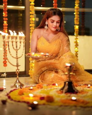 Zoya Jaan Instagram - हर ख़ुशी , ख़ुशी माँगे आपसे, हर ज़िंदगी ,ज़िंदगी माँगे आपसे , इतना उजाला हो आपके जीवन में, कीं दिया भी रोशनी माँगे आपसे…..🦋
आप सभी को मेरी तरफ़ से हैपी दिवाली 🪔
📸 @rj__ankit1
🎨 @omkarnaik__
#zjn #happydiwali