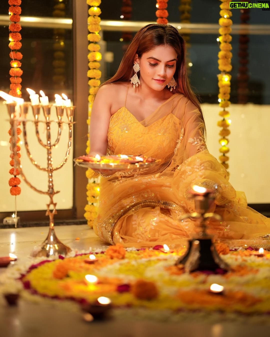 Zoya Jaan - 310.1K Likes - हर ख़ुशी ,  ख़ुशी माँगे आपसे, हर ज़िंदगी ,ज़िंदगी माँगे आपसे , इतना उजाला हो आपके जीवन में, कीं दिया भी रोशनी माँगे आपसे…..🦋

आप सभी को मेरी तरफ़ से हैपी दिवाली 🪔

📸 @rj__ankit1 
 🎨 @omkarnaik__ 

#zjn #happydiwali
