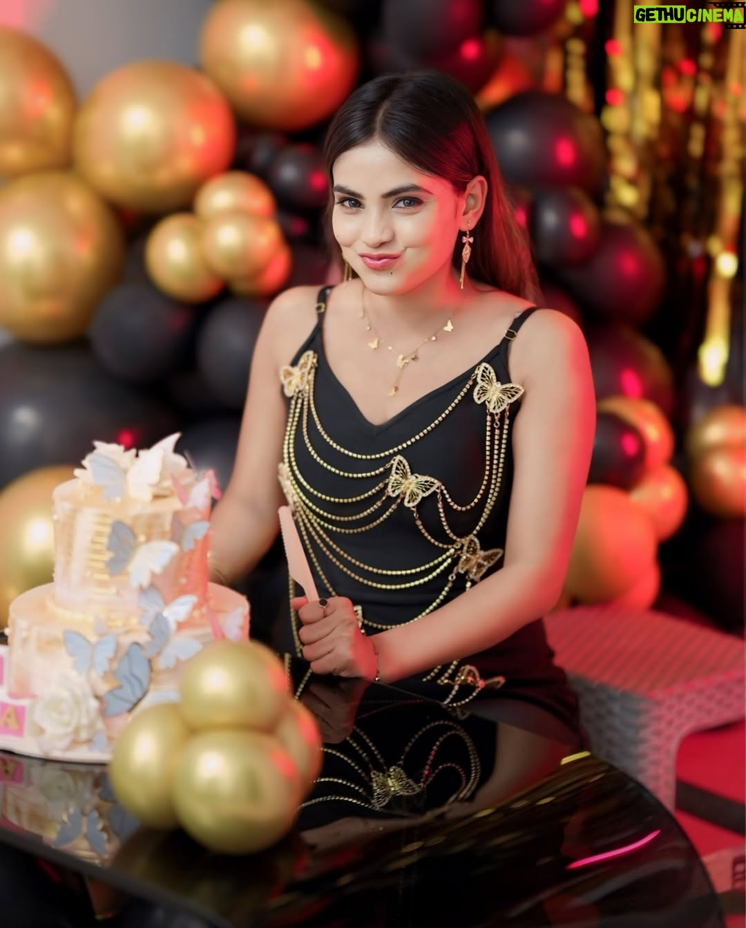 Zoya Jaan - 338.9K Likes - 𝐻𝒶𝓅𝓅𝓎 𝒷𝒾𝓇𝓉𝒽𝒹𝒶𝓎 𝓉𝑜 𝓂𝑒🥰
𝐼’𝓂 𝑔𝓇𝒶𝓉𝑒𝒻𝓊𝓁 𝓉𝑜 𝒶𝓁𝓁 𝑜𝒻 𝓎𝑜𝓊 𝒻𝑜𝓇 𝓂𝒶𝓀𝒾𝓃𝑔 𝓂𝓎 𝒷𝒾𝓇𝓉𝒽𝒹𝒶𝓎 𝓈𝑜 𝓊𝓃𝒻𝑜𝓇𝑔𝑒𝓉𝓉𝒶𝒷𝓁𝑒. 𝐼’𝓂 𝓋𝑒𝓇𝓎 𝑔𝓇𝒶𝓉𝑒𝒻𝓊𝓁 𝒻𝑜𝓇 𝒶𝓁𝓁 𝑜𝒻 𝓎𝑜𝓊𝓇 𝓀𝒾𝓃𝒹 𝒷𝒾𝓇𝓉𝒽𝒹𝒶𝓎 𝑔𝓇𝑒𝑒𝓉𝒾𝓃𝑔𝓈 𝒶𝓃𝒹 𝒶𝒻𝒻𝑒𝒸𝓉𝒾𝑜𝓃, 𝒶𝓃𝒹 𝐼’𝓁𝓁 𝒹𝑜 𝓂𝓎 𝒷𝑒𝓈𝓉 𝓉𝑜 𝓇𝑒𝓈𝓅𝑜𝓃𝒹 𝓉𝑜 𝓉𝒽𝑒𝓂 𝒶𝓁𝓁
𝒜𝓃𝒹 𝓈𝓅𝑒𝒸𝒾𝒶𝓁 𝒯𝒽𝒶𝓃𝓀 𝓎𝑜𝓊 𝓈𝑜 𝓂𝓊𝒸𝒽 𝓉𝑜 𝓂𝓎 𝒻𝒶𝓃 𝓅𝒶𝑔𝑒𝓈 𝒻𝑜𝓇 𝓉𝒽𝑒 𝒷𝑒𝓈𝓉 𝑒𝒹𝒾𝓉𝒾𝓃𝑔. 𝐼 𝒽𝒶𝓋𝑒 𝓉𝒽𝑒 𝓃𝒾𝒸𝑒𝓈𝓉 𝒻𝑜𝓁𝓁𝑜𝓌𝑒𝓇𝓈 𝑒𝓋𝑒𝓇. 𝒜𝑔𝒶𝒾𝓃, 𝓉𝒽𝒶𝓃𝓀 𝓎𝑜𝓊 𝓈𝑜 𝓂𝓊𝒸𝒽 𝑒𝓋𝑒𝓇𝓎𝑜𝓃𝑒❤️😘😘