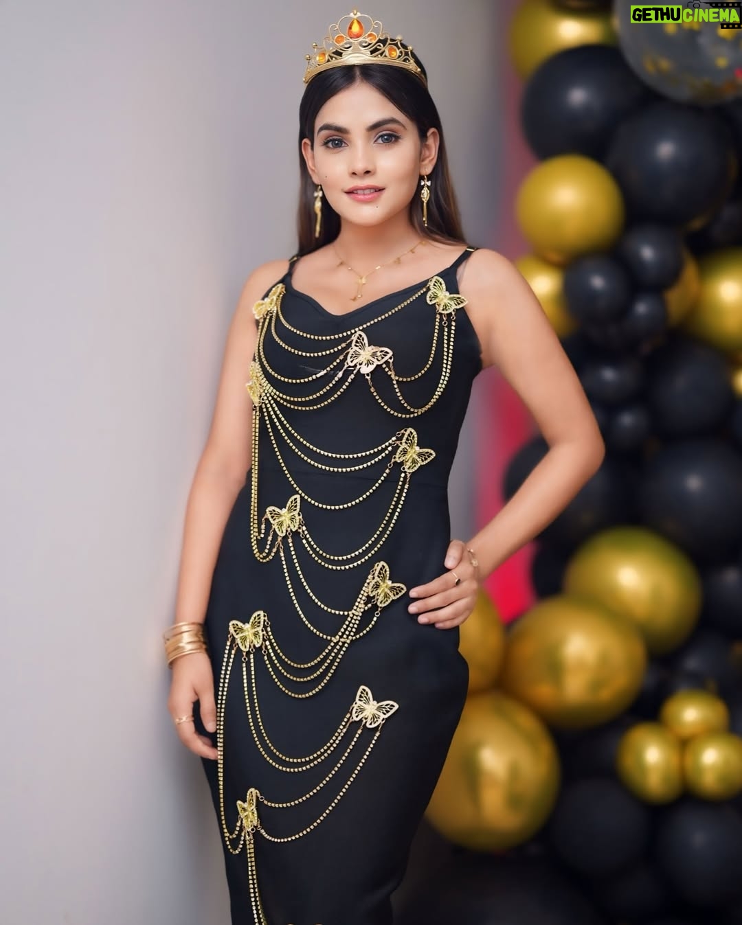 Zoya Jaan - 338.9K Likes - 𝐻𝒶𝓅𝓅𝓎 𝒷𝒾𝓇𝓉𝒽𝒹𝒶𝓎 𝓉𝑜 𝓂𝑒🥰
𝐼’𝓂 𝑔𝓇𝒶𝓉𝑒𝒻𝓊𝓁 𝓉𝑜 𝒶𝓁𝓁 𝑜𝒻 𝓎𝑜𝓊 𝒻𝑜𝓇 𝓂𝒶𝓀𝒾𝓃𝑔 𝓂𝓎 𝒷𝒾𝓇𝓉𝒽𝒹𝒶𝓎 𝓈𝑜 𝓊𝓃𝒻𝑜𝓇𝑔𝑒𝓉𝓉𝒶𝒷𝓁𝑒. 𝐼’𝓂 𝓋𝑒𝓇𝓎 𝑔𝓇𝒶𝓉𝑒𝒻𝓊𝓁 𝒻𝑜𝓇 𝒶𝓁𝓁 𝑜𝒻 𝓎𝑜𝓊𝓇 𝓀𝒾𝓃𝒹 𝒷𝒾𝓇𝓉𝒽𝒹𝒶𝓎 𝑔𝓇𝑒𝑒𝓉𝒾𝓃𝑔𝓈 𝒶𝓃𝒹 𝒶𝒻𝒻𝑒𝒸𝓉𝒾𝑜𝓃, 𝒶𝓃𝒹 𝐼’𝓁𝓁 𝒹𝑜 𝓂𝓎 𝒷𝑒𝓈𝓉 𝓉𝑜 𝓇𝑒𝓈𝓅𝑜𝓃𝒹 𝓉𝑜 𝓉𝒽𝑒𝓂 𝒶𝓁𝓁
𝒜𝓃𝒹 𝓈𝓅𝑒𝒸𝒾𝒶𝓁 𝒯𝒽𝒶𝓃𝓀 𝓎𝑜𝓊 𝓈𝑜 𝓂𝓊𝒸𝒽 𝓉𝑜 𝓂𝓎 𝒻𝒶𝓃 𝓅𝒶𝑔𝑒𝓈 𝒻𝑜𝓇 𝓉𝒽𝑒 𝒷𝑒𝓈𝓉 𝑒𝒹𝒾𝓉𝒾𝓃𝑔. 𝐼 𝒽𝒶𝓋𝑒 𝓉𝒽𝑒 𝓃𝒾𝒸𝑒𝓈𝓉 𝒻𝑜𝓁𝓁𝑜𝓌𝑒𝓇𝓈 𝑒𝓋𝑒𝓇. 𝒜𝑔𝒶𝒾𝓃, 𝓉𝒽𝒶𝓃𝓀 𝓎𝑜𝓊 𝓈𝑜 𝓂𝓊𝒸𝒽 𝑒𝓋𝑒𝓇𝓎𝑜𝓃𝑒❤️😘😘