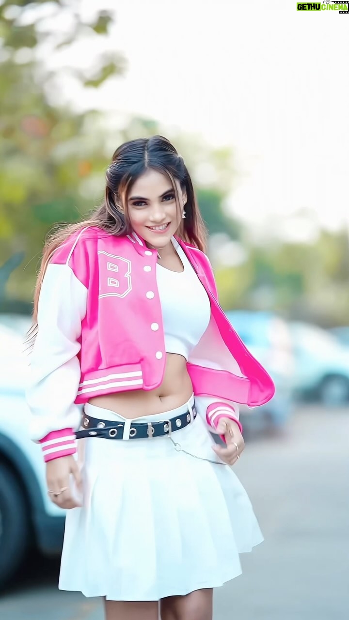 Zoya Jaan - 353.9K Likes - meri ankho me dekho ✨ 
:
:
:
:
:
:
:
:
:
:
:
:
:
#zjn #dance #instagood