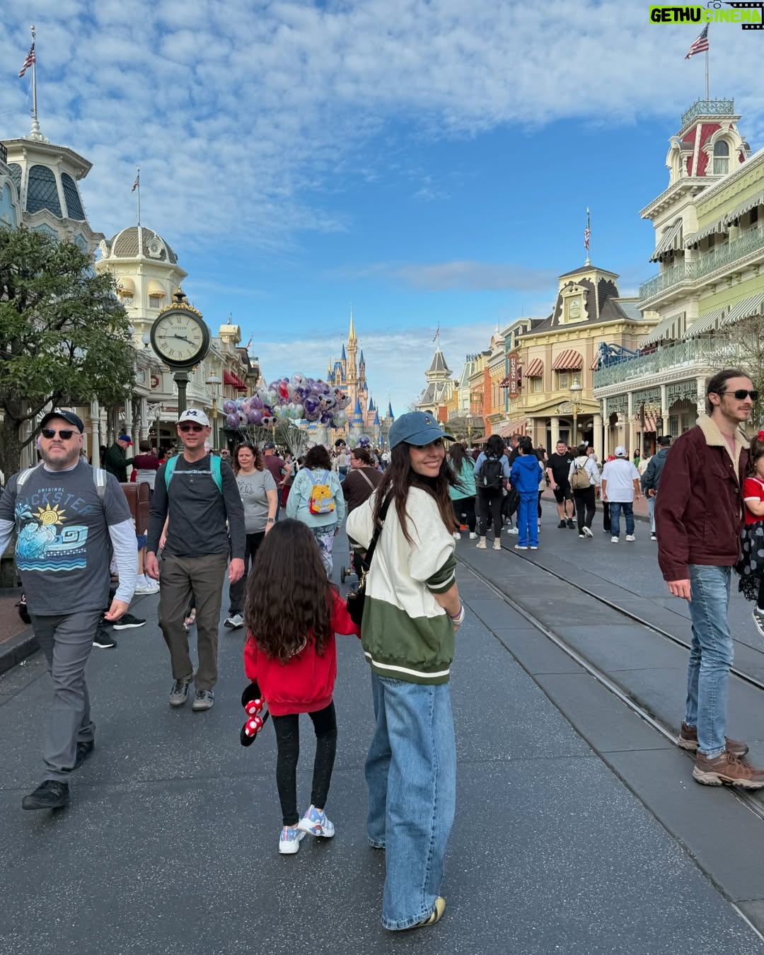 Zuria Vega - 59.8K Likes - Happy 8 Lua 🧚🏼.

Ventajas de compartir cumpleaños y amigas con tu hija 💘.
Gracias @lauragii por siempre hacer todo posible🍦 👯‍♀️🎢🏰🍕🍷✈️🍩🍭☔️💫🪐🌈
Y gracias @disneyworld.latino por ser el happy place 4 ever.