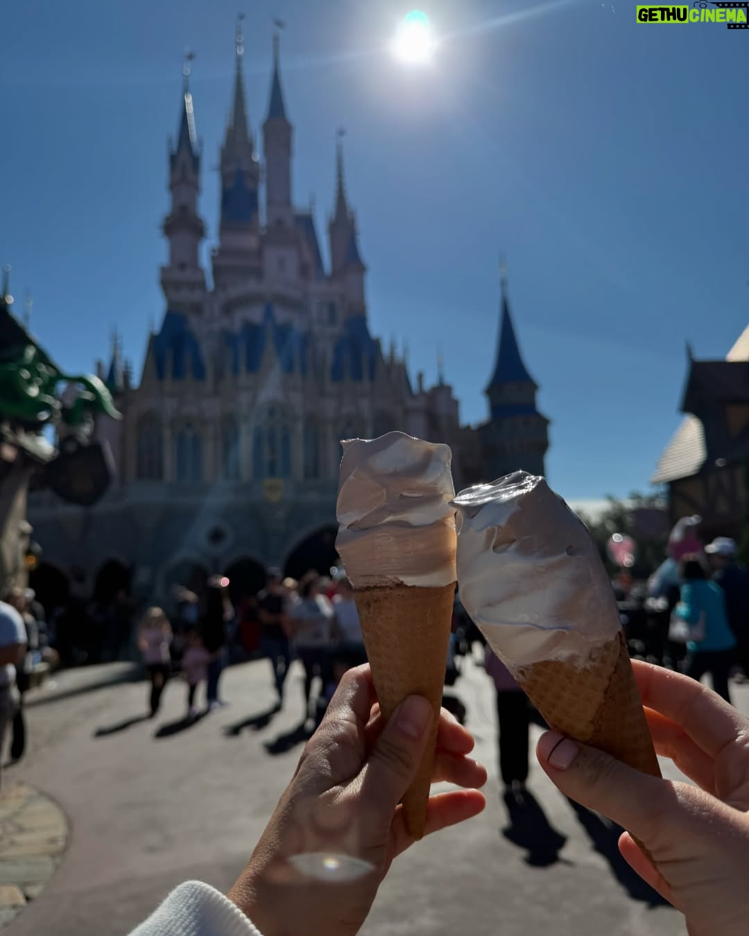 Zuria Vega - 59.8K Likes - Happy 8 Lua 🧚🏼.

Ventajas de compartir cumpleaños y amigas con tu hija 💘.
Gracias @lauragii por siempre hacer todo posible🍦 👯‍♀️🎢🏰🍕🍷✈️🍩🍭☔️💫🪐🌈
Y gracias @disneyworld.latino por ser el happy place 4 ever.