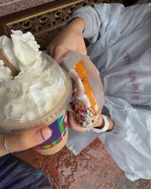 Zuria Vega Instagram - Happy 8 Lua 🧚🏼.
Ventajas de compartir cumpleaños y amigas con tu hija 💘.
Gracias @lauragii por siempre hacer todo posible🍦 👯♀️🎢🏰🍕🍷✈️🍩🍭☔️💫🪐🌈
Y gracias @disneyworld.latino por ser el happy place 4 ever.