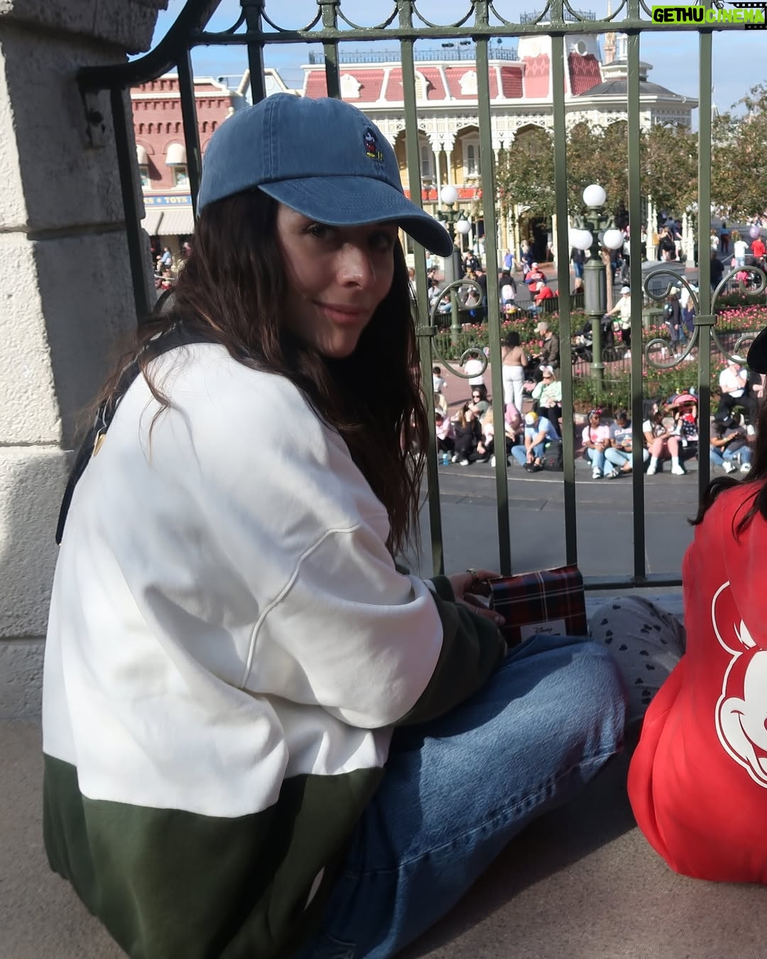 Zuria Vega - 59.8K Likes - Happy 8 Lua 🧚🏼.

Ventajas de compartir cumpleaños y amigas con tu hija 💘.
Gracias @lauragii por siempre hacer todo posible🍦 👯‍♀️🎢🏰🍕🍷✈️🍩🍭☔️💫🪐🌈
Y gracias @disneyworld.latino por ser el happy place 4 ever.