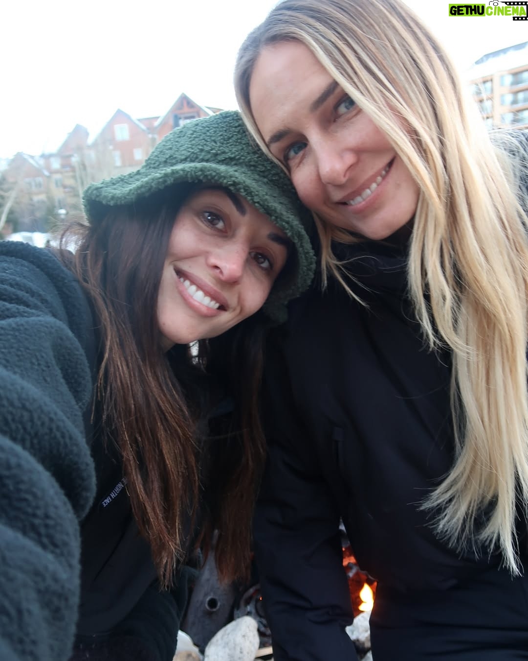 Zuria Vega - 48.3K Likes - Wear sunscreen y viaja con tus amigas 🍟.