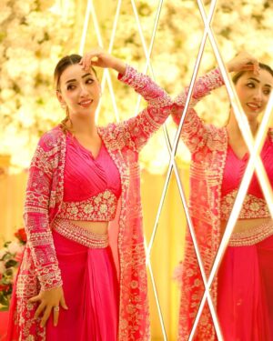 afsha khan Instagram - Desi Girl 💖
:
Outfit : @asbaabofficial
Photography : @s_altamas_photography
#adnaan07dz #shaadi #wedding #vibes #love #pink #style #afshakhan