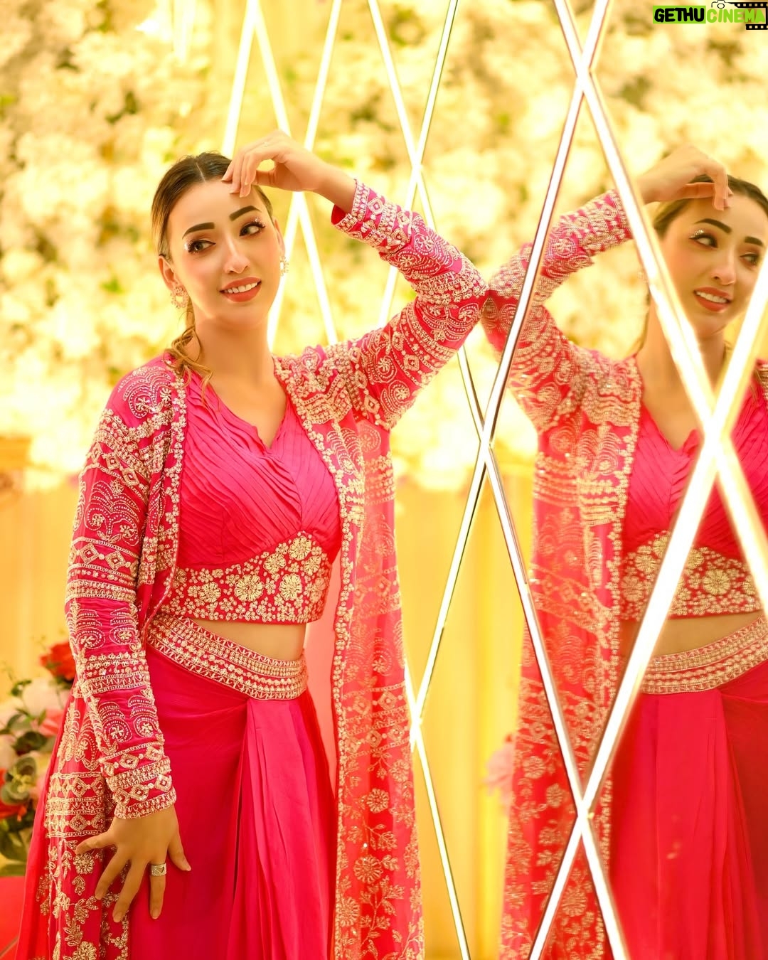 afsha khan - 75.6K Likes - Desi Girl 💖

:

Outfit :  @asbaabofficial 

Photography :  @s_altamas_photography 

#adnaan07dz #shaadi #wedding #vibes #love #pink #style #afshakhan