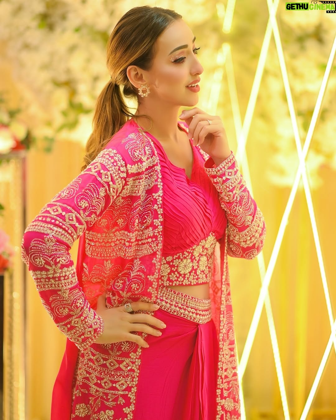 afsha khan - 75.6K Likes - Desi Girl 💖

:

Outfit :  @asbaabofficial 

Photography :  @s_altamas_photography 

#adnaan07dz #shaadi #wedding #vibes #love #pink #style #afshakhan