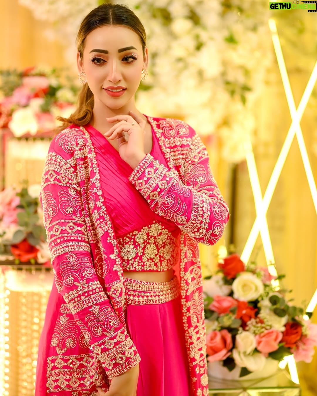 afsha khan - 75.6K Likes - Desi Girl 💖

:

Outfit :  @asbaabofficial 

Photography :  @s_altamas_photography 

#adnaan07dz #shaadi #wedding #vibes #love #pink #style #afshakhan
