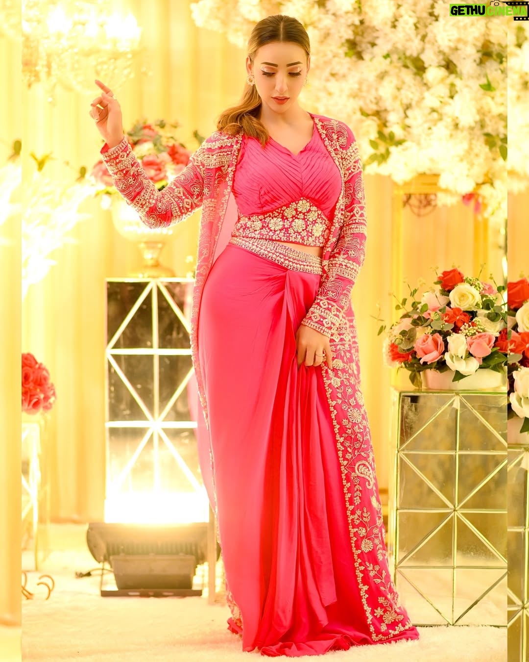 afsha khan - 75.6K Likes - Desi Girl 💖

:

Outfit :  @asbaabofficial 

Photography :  @s_altamas_photography 

#adnaan07dz #shaadi #wedding #vibes #love #pink #style #afshakhan
