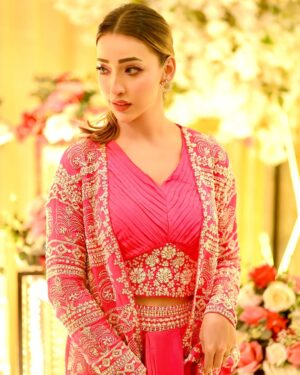 afsha khan Instagram - Desi Girl 💖
:
Outfit : @asbaabofficial
Photography : @s_altamas_photography
#adnaan07dz #shaadi #wedding #vibes #love #pink #style #afshakhan